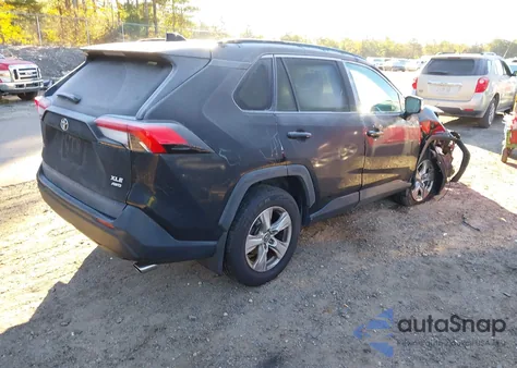 2021 Toyota Rav4 Xle z USA, uszkodzony, nr VIN 2T3P1RFV6MC142505
